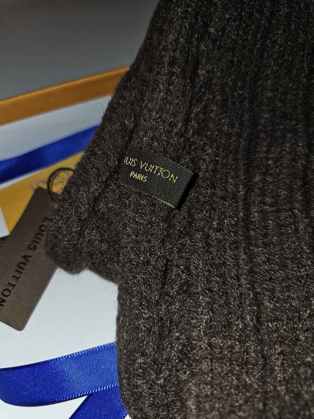 Louis Vuitton Gray "Only Louis Mini Knit Cable Scarf" with Yellow LV Monogram - Picture 4 of 5